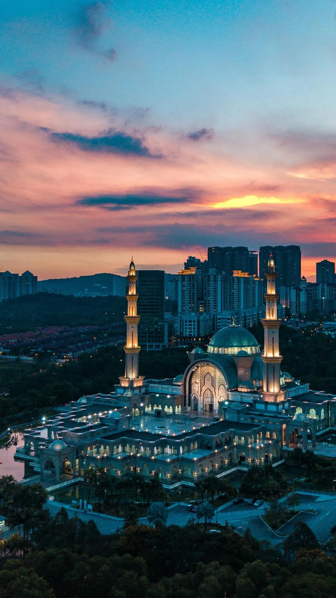 🌴 Kuala-Lumpur sizni kutmoqda! 🇲🇾 Toshkentdan Batik Air orqali to‘g‘ridan-to‘g‘ri parvoz — qulay va tez! ✈️ 2